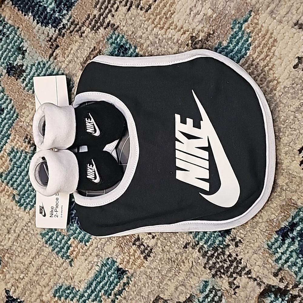 Nike Baby Bib & Booties 2-Piece Set (Black(LN0411-023)/White, 0-6 Months)